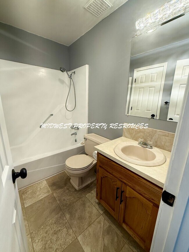 Building Photo - Charming 2bd 1.5 bath Duplex w/ Garage for Lease