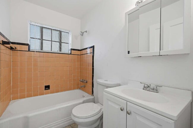 Building Photo - Cozy Detroit Home with Comfortable Living Space!