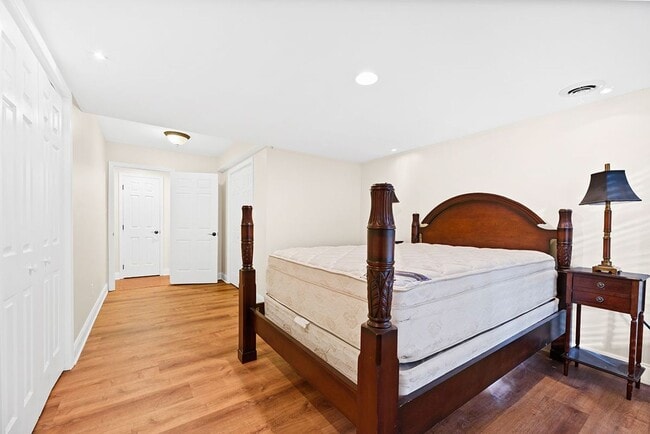 Building Photo - Gorgeous, multi-level condo!