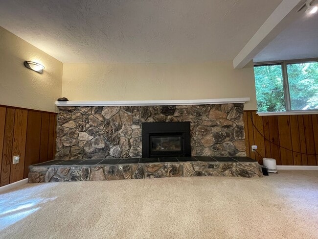 Building Photo - 4 bed, 3 bath split-level home in a private, forested setting (Bayside)