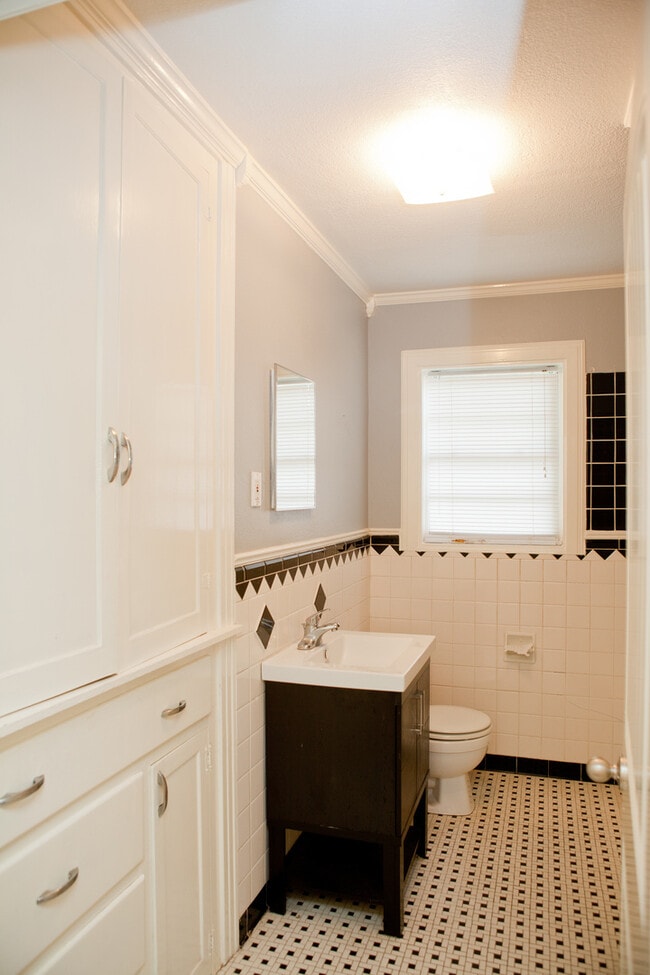Building Photo - Charming 2-Bedroom Home with Spacious Back...