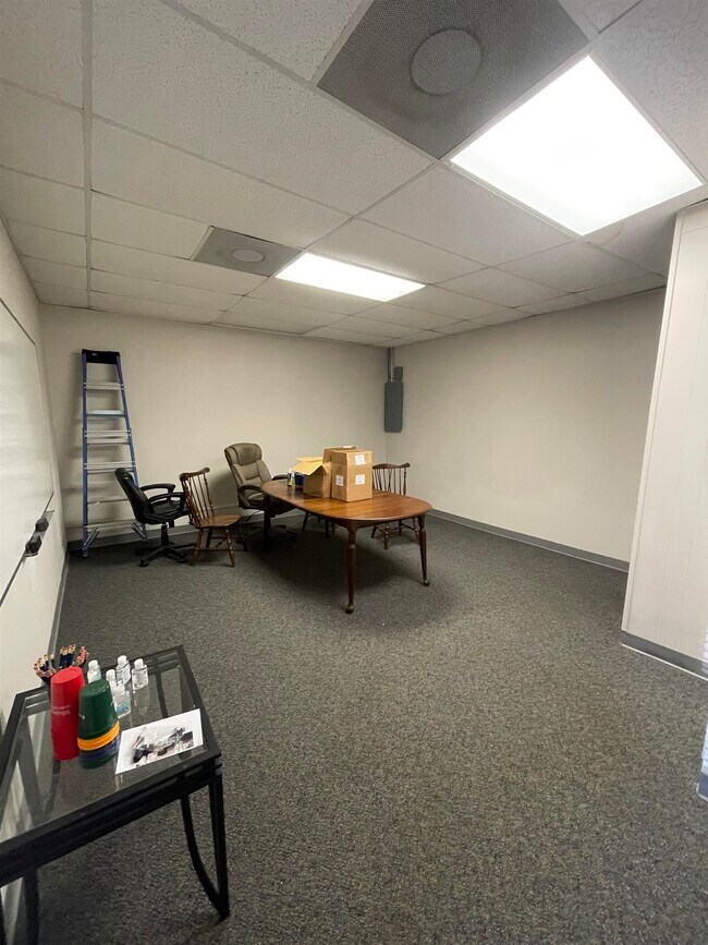 Building Photo - 105 W Main St