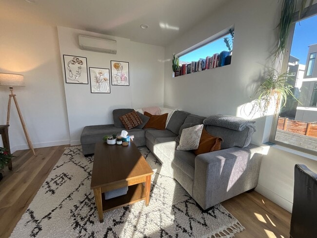 Building Photo - Stunning Townhouse in Ballard