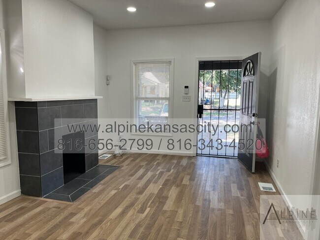 Building Photo - Updated NE Home, Off Street Parking, Secti...
