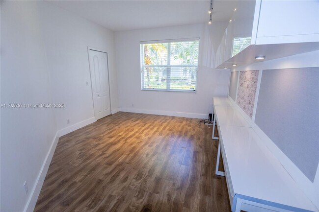Building Photo - 280 Landings Blvd
