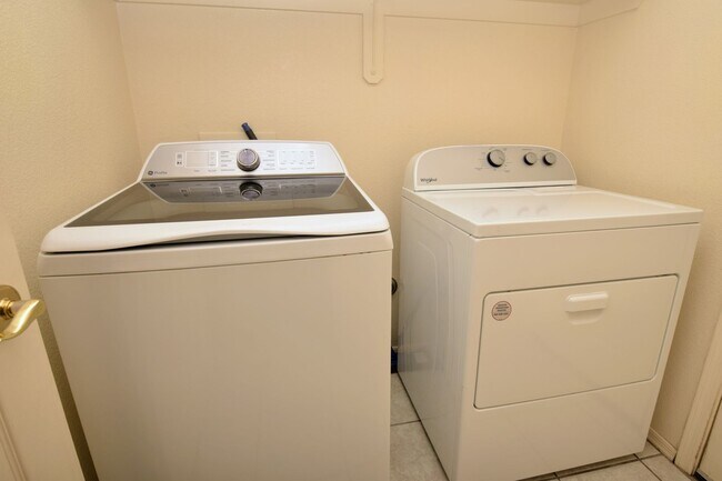 Building Photo - Bright & Open SE Tucson 3 Bed 2 Bath with ...