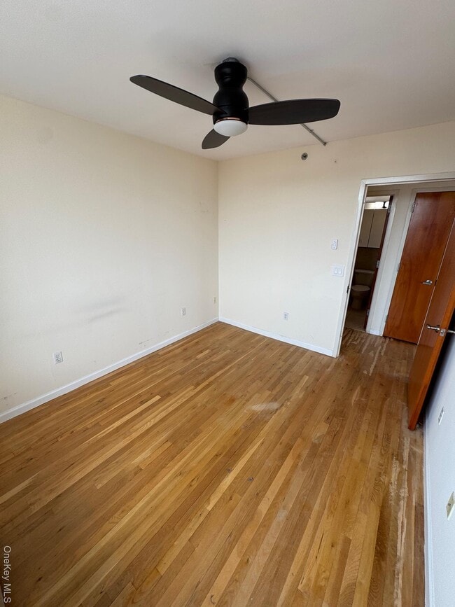 Building Photo - 116-24 Grosvenor Ln