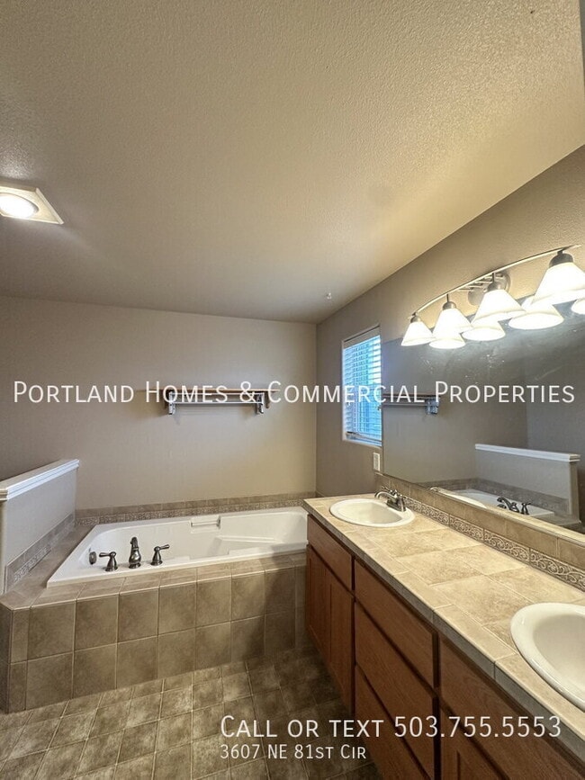 Building Photo - 3607 NE 81st Cir