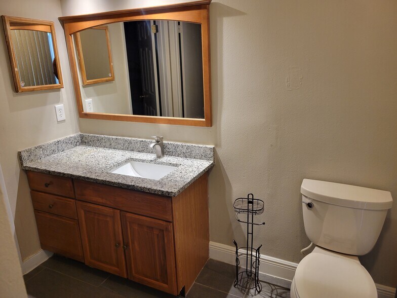 Building Photo - 2108 Shirewood Ct