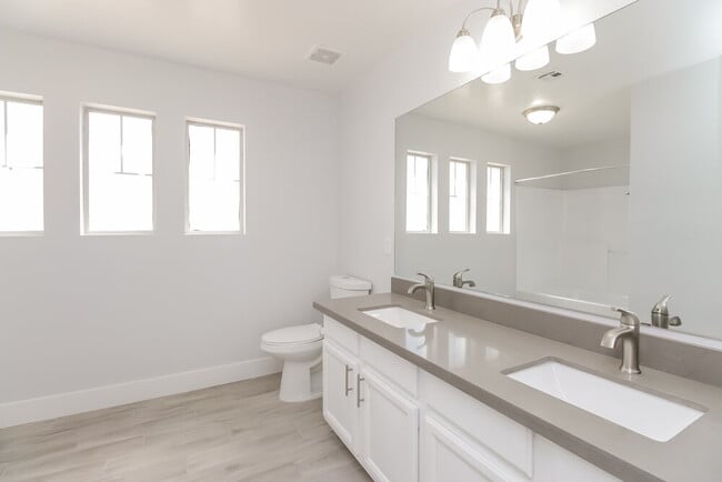 Building Photo - 2476 W Gypsum Ave