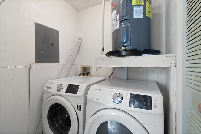 Building Photo - 1915 Lavers Cir