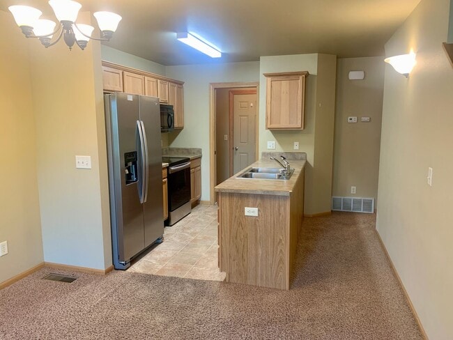 Building Photo - 2 Bedroom 1.5 Bathroom located in the Heights!