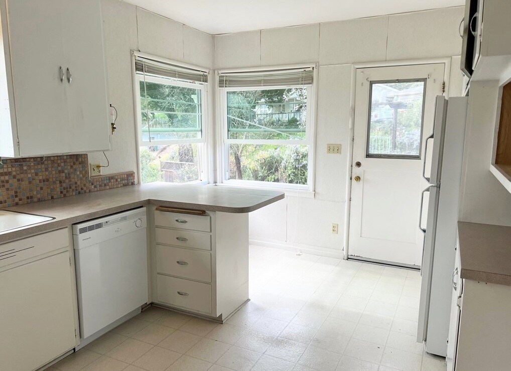 Building Photo - 15 Hillcrest Dr