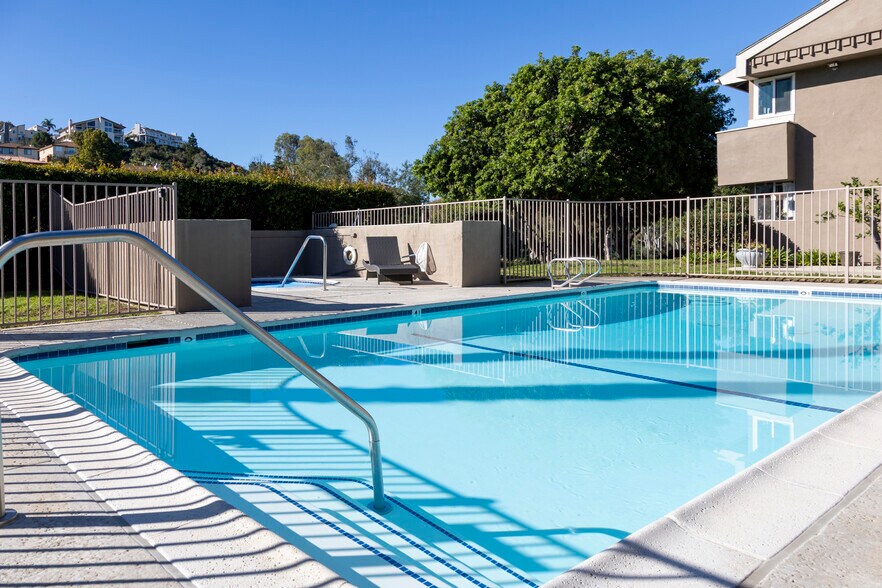 Building Photo - 2517 Navarra Dr