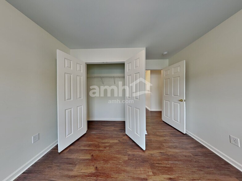 Building Photo - 218 Bellport Dr