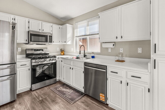 Building Photo - 44570 Johnston Dr