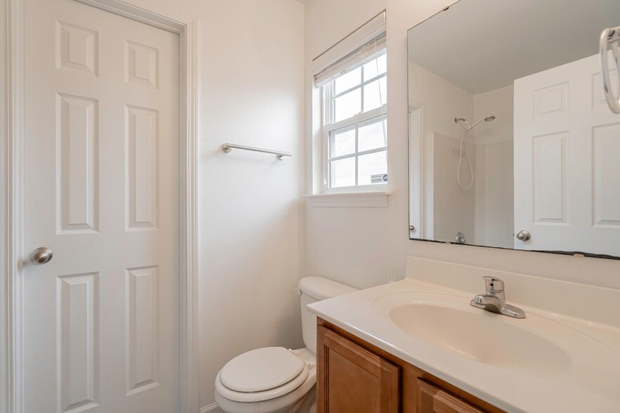 Building Photo - 2016 Culloden Dr