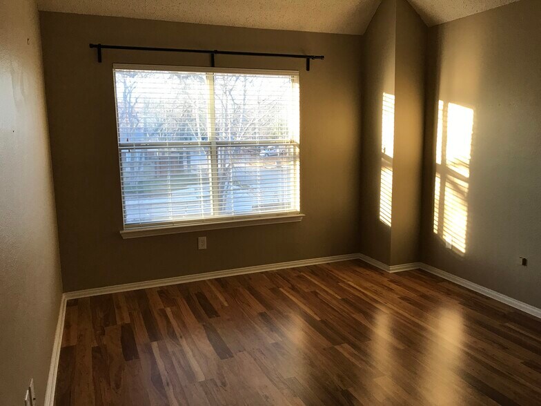 Building Photo - 1761 Meyerwood Ln S