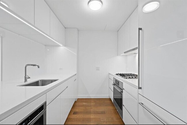 Building Photo - 99 Hudson St