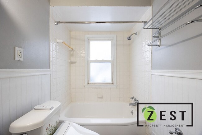 Building Photo - Amazing 3 Bedroom 1 Bathroom - $1500