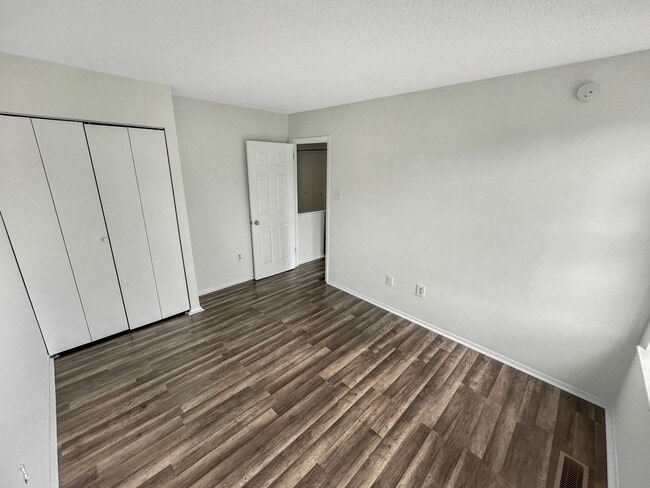 Building Photo - Charming 3 bedroom 1.5 bath townhome in Hi...