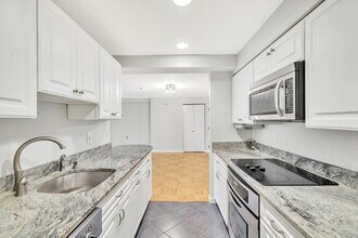 Building Photo - Historic Waterfront - Fitness Center - Concierge - Renovated Kitchen