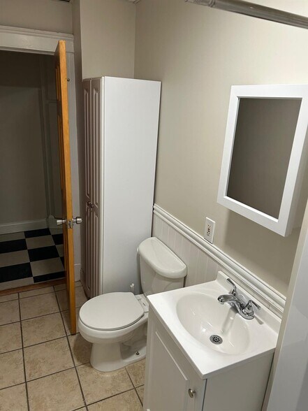 Building Photo - 578 Main St