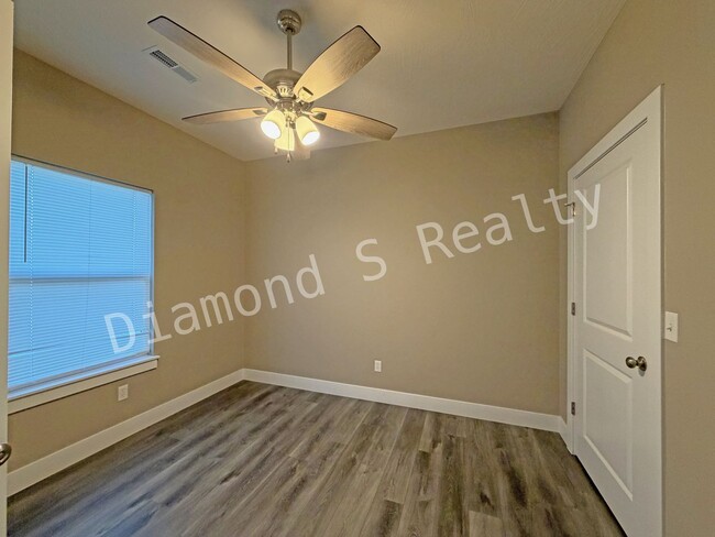 Building Photo - Gorgeous 4 Bedroom Ozark House Coming Earl...