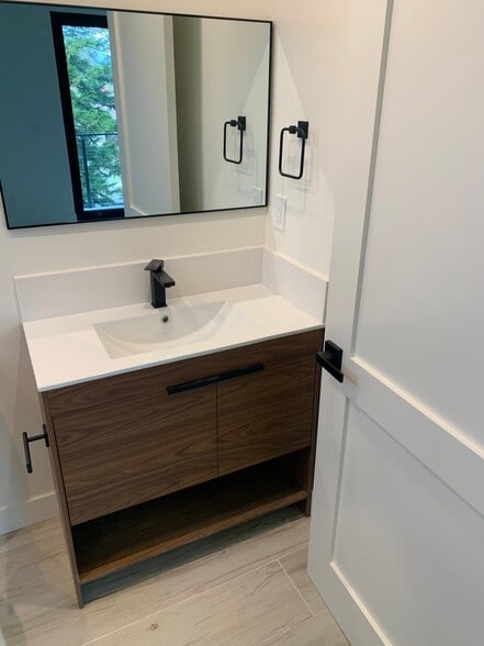 Large sink in primary bathroom - 20344 Lorne St