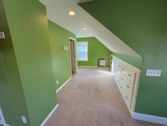 Building Photo - Spacious 4-Bedroom Single Family Rental in Amesbury - Available Now!