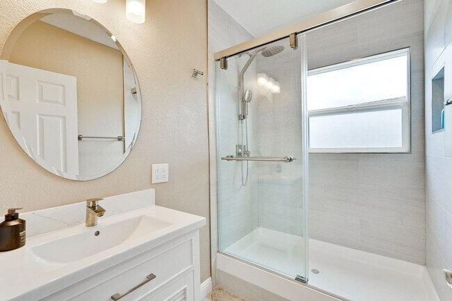 Building Photo - Remodeled 5 Bedroom Home with Heated Pool, Hillside Views, Solar, and Sunrise and Sunset Views in...