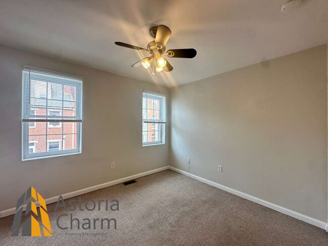 Building Photo - 3 Bedroom Home with Rooftop Views and Modern Finishes