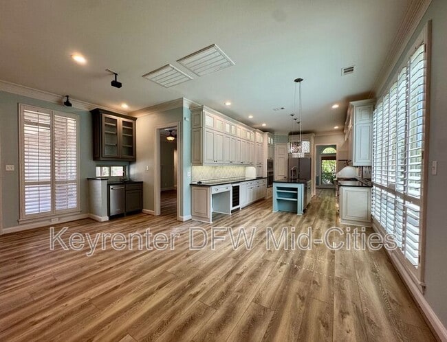 Building Photo - 2417 Creekside Cir S