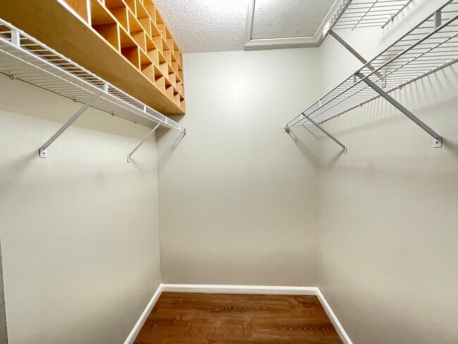 Walk-in closet - 892 SW 9th Street Cir