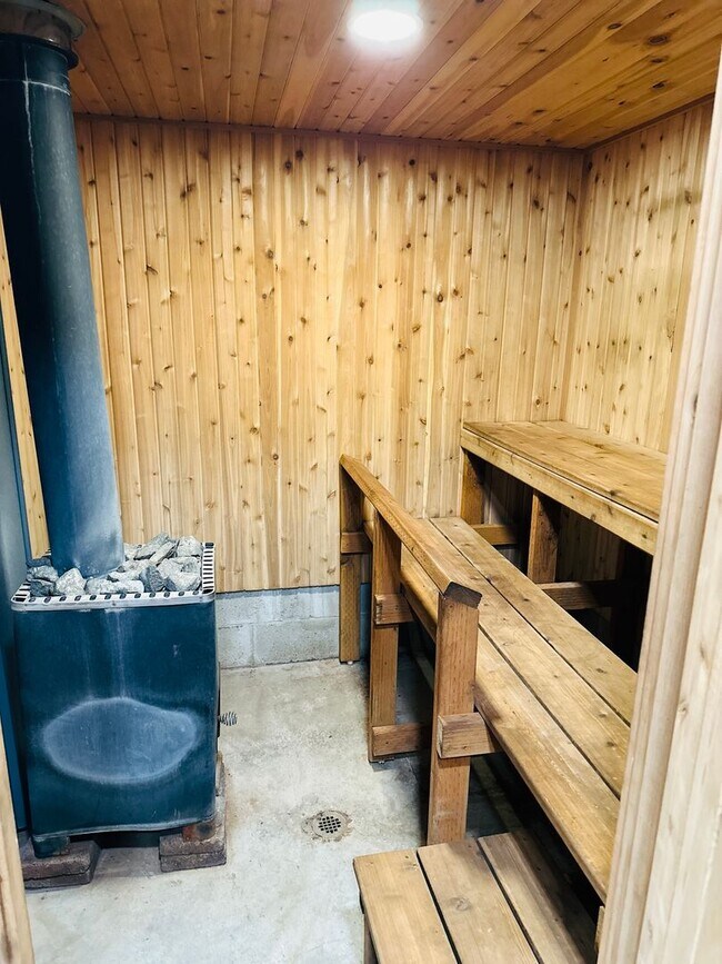 Building Photo - Charming Vintage Farm House