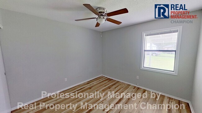 Building Photo - Adorable 2 BD/1 BA Duplex with Covered Back Patio