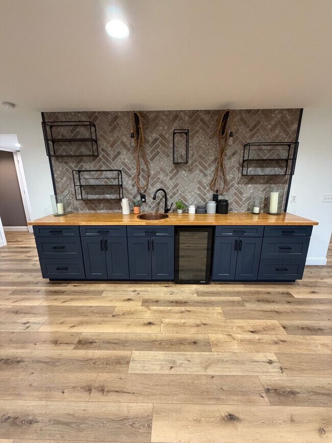 Building Photo - 4 BED 3 1/2 BATH HOUSE