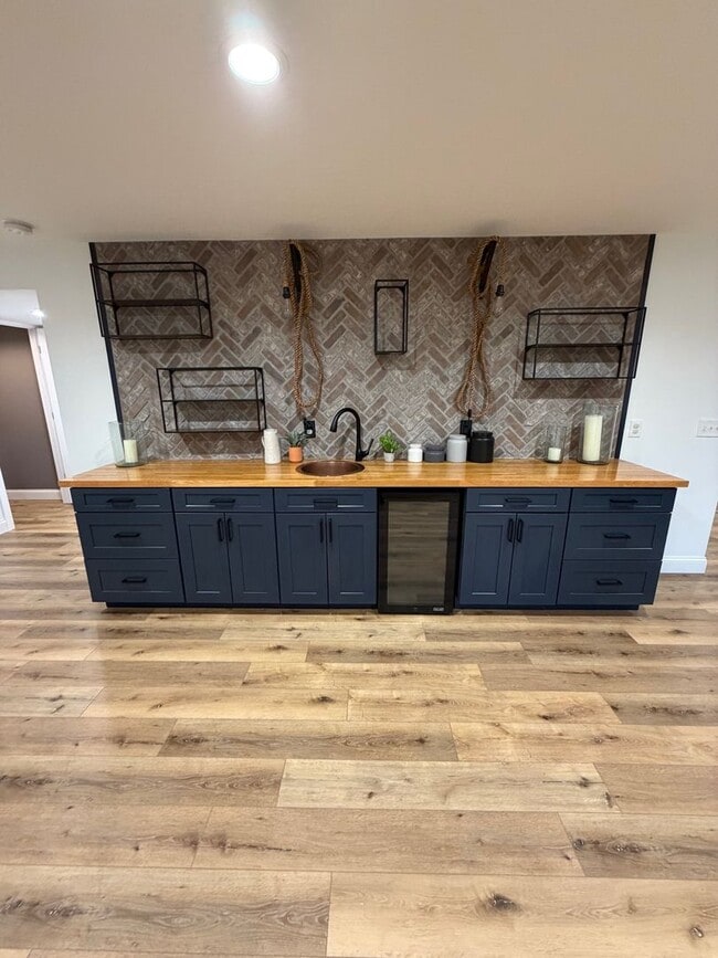 Building Photo - COMMINNG SOON - 4 BED 3 1/2 BATH HOUSE