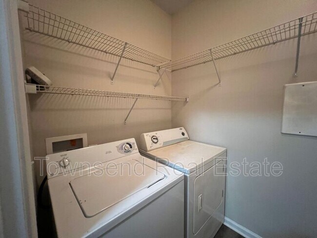 Building Photo - 621 Marshtree Ln