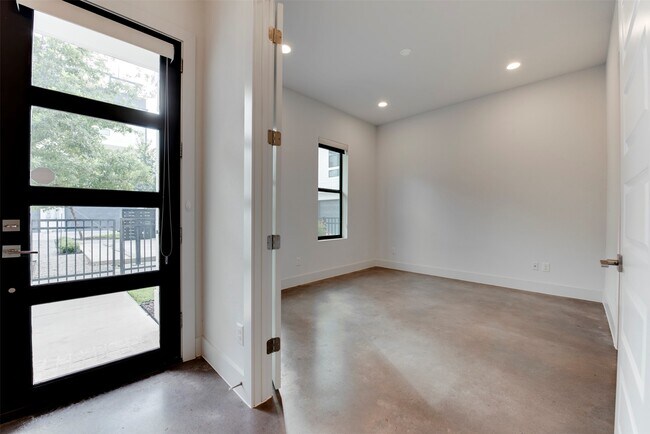 Building Photo - 2928 Lamar St