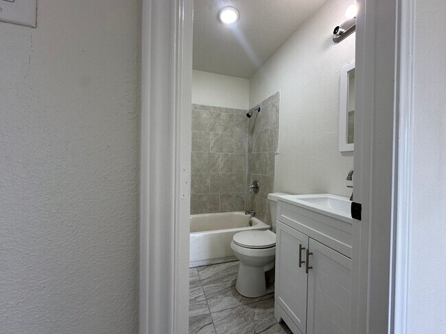 Building Photo - 714 Malibu Dr