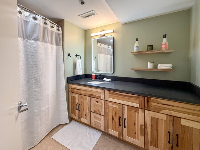 Building Photo - 525 W Lafayette Blvd