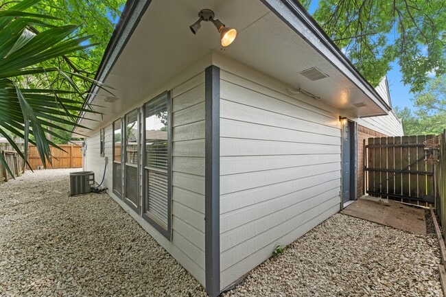 Building Photo - 10422 Rockcrest Rd