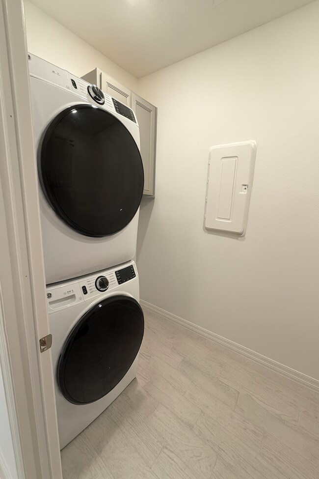 Building Photo - Beautiful Custom Home in Del Webb 55+ Community