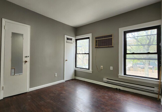 Building Photo - 423 2nd St
