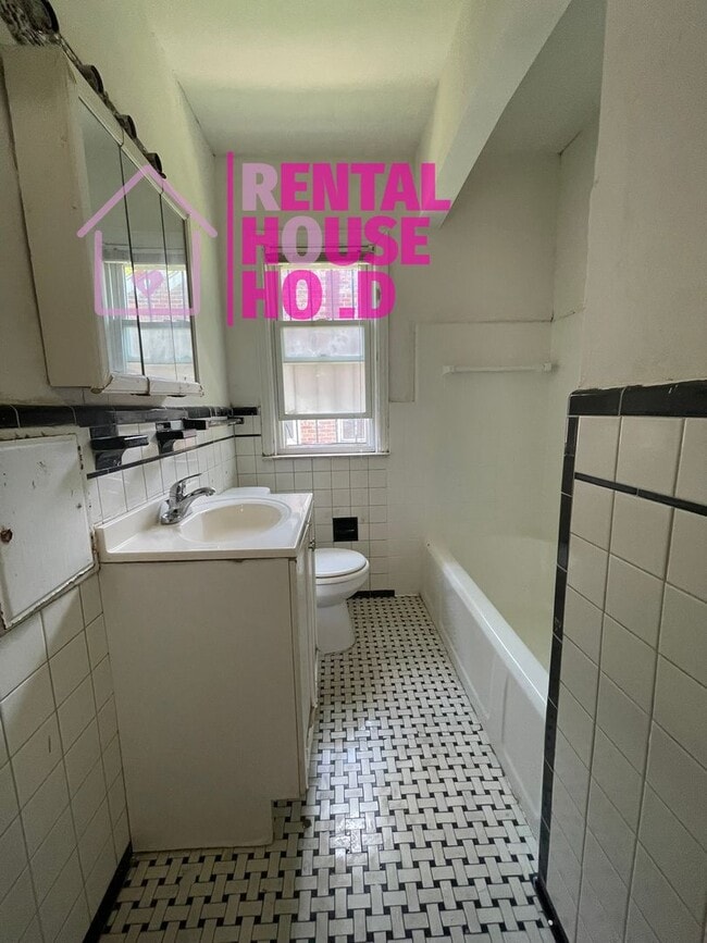Building Photo - 3 BEDROOM 2 BATH BUNGALOW FREE PRE-SCREEN