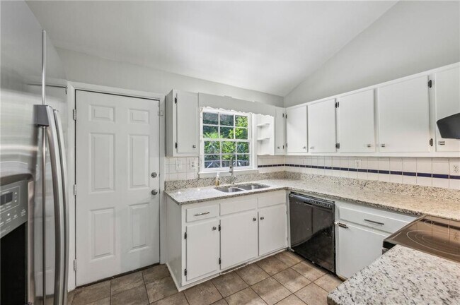 Building Photo - 2762 Dresden Dr