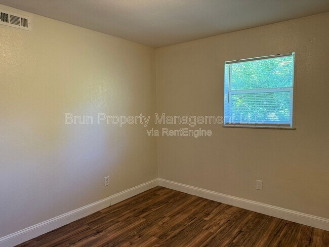 Building Photo - 5540 N Broadway St