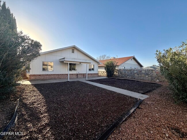 Building Photo - 1808 Loanda Ln