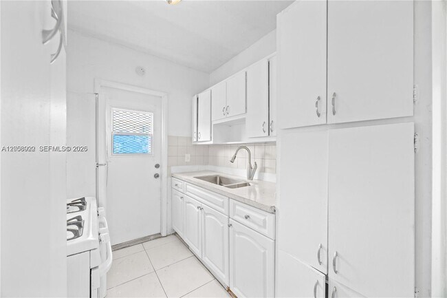 Building Photo - 2072 NE 169th St